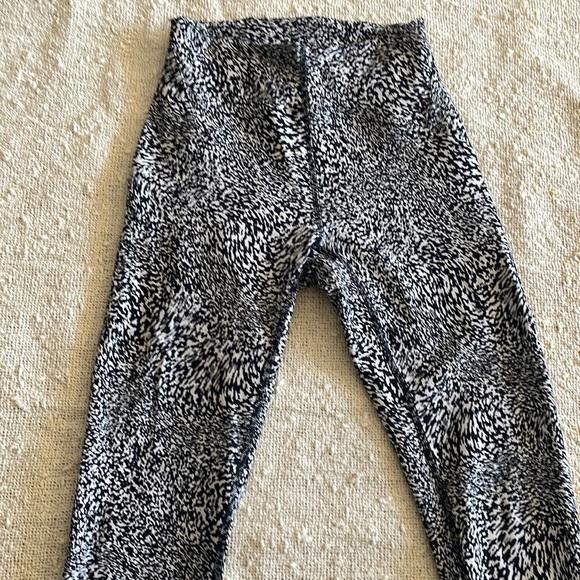 Lulalemon leggings, super comfortable, barely used.black and white size 2 - Picture 1 of 5